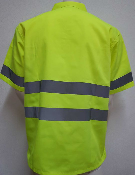 Polo em sarja amarelo com faixas refletoras