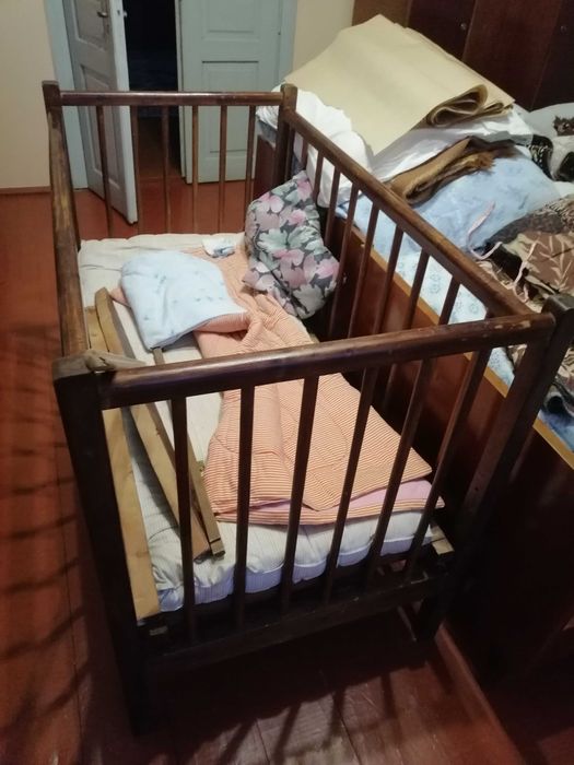 Продам дерев'яне дитяче ліжечко