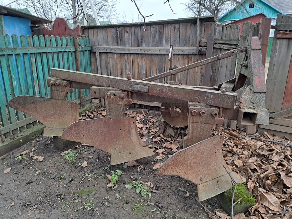 Продам 3 корпусний плуг