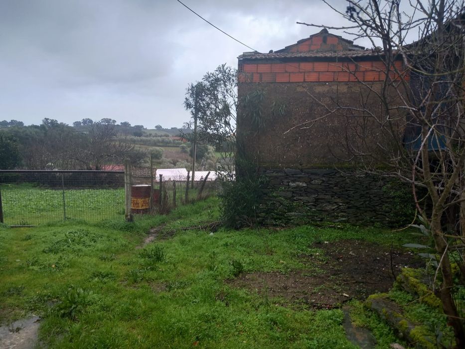 Vende-se Casa com Anexos e Quintal. APROVEITE AGORA.