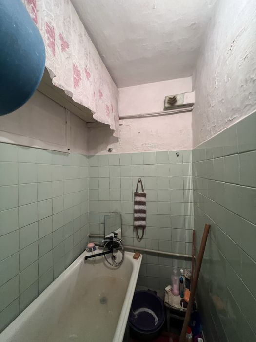 Продаж Тесленка 20, площа Володимира Великого, пл. Артема, під ремонт