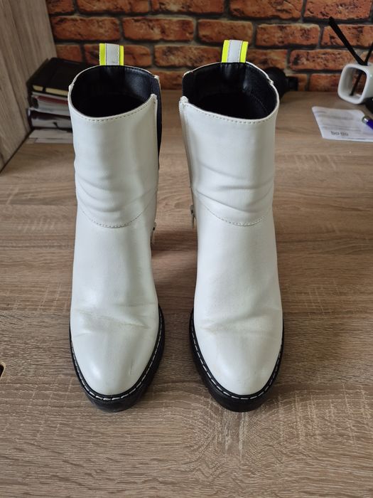 Buty na obcasie białe damskie