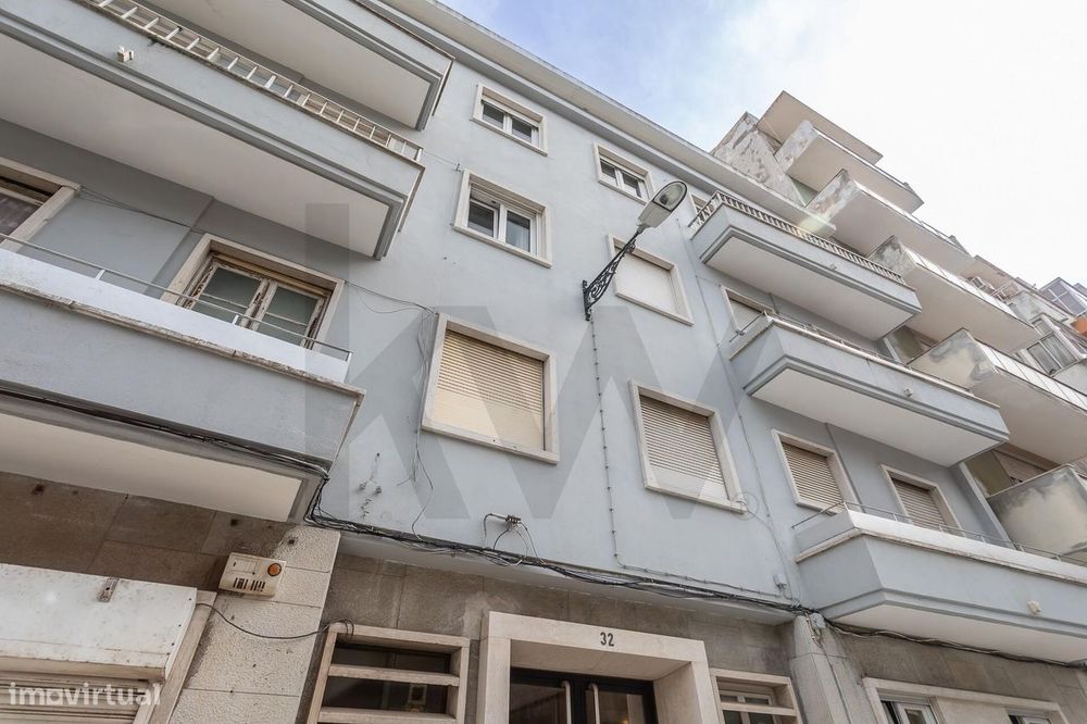 T2 renovado com varanda na Estrela | 2.300€/mês