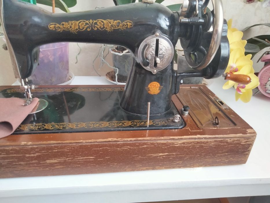 Продам швейну машинку