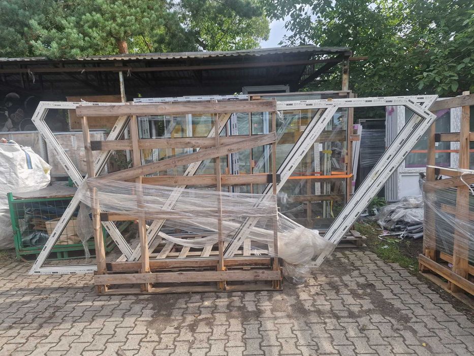 okna trapezowe białe
