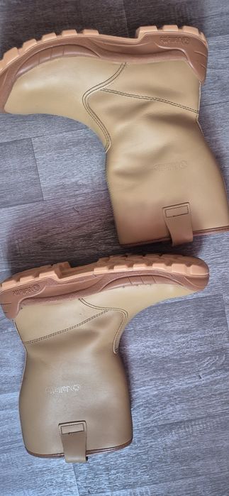 Botas de trabalho novas em couro.