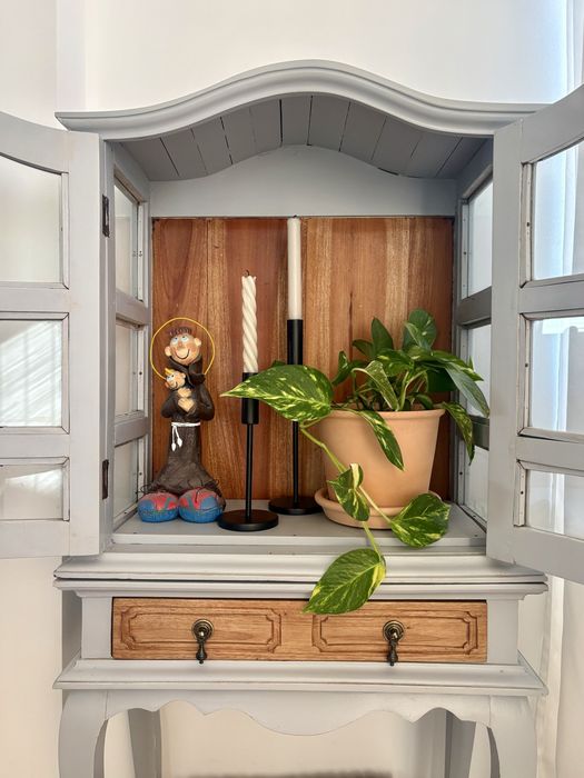 Móvel Antigo com Vitrine Totalmente Restaurado e Tratado