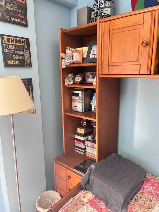 Cama de solteiro em madeira + estante + mesa de cabeceira