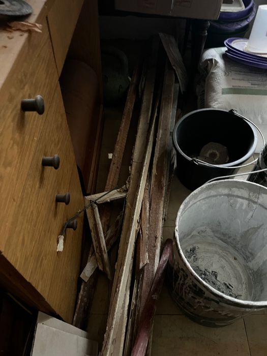 Безкоштовно віддам шкаф та дошки