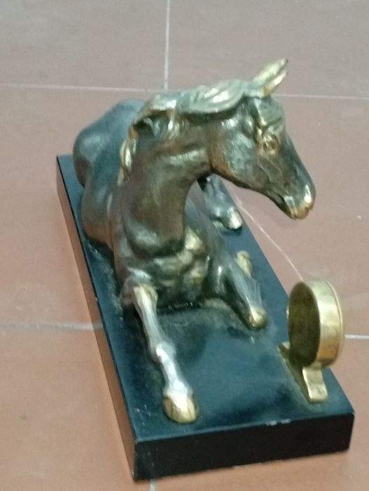 Estátua de Cavalo Deitado em Metal Pesado para decorar sala de estar