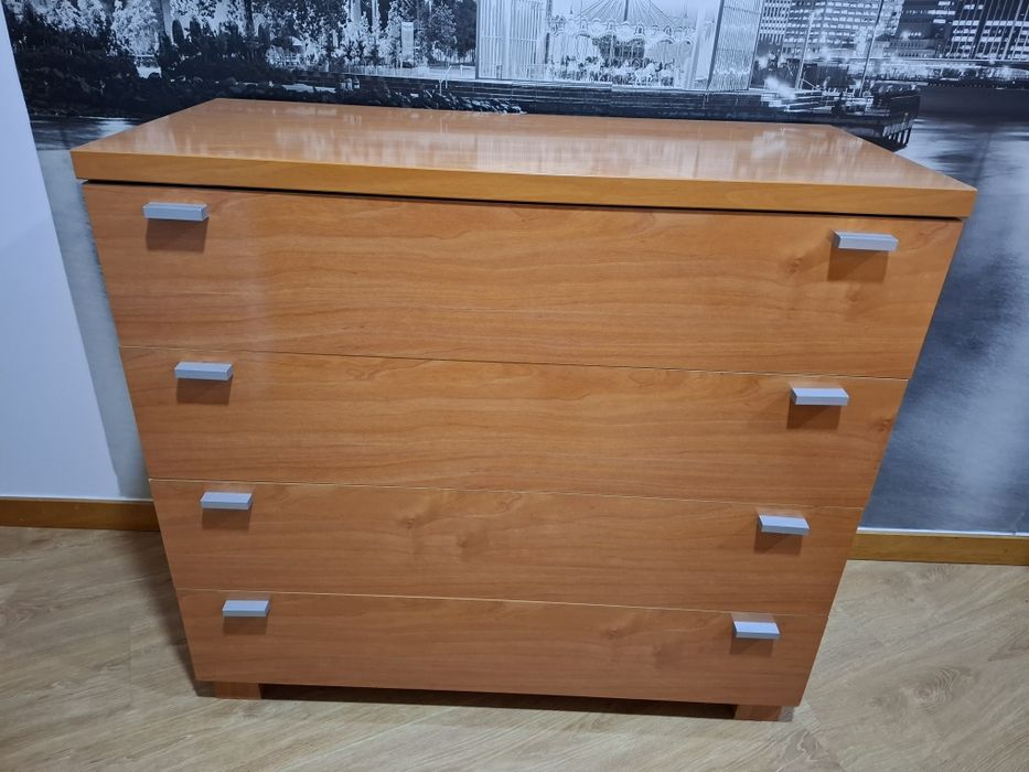 Cama de casal e móveis