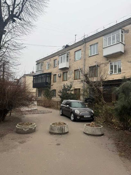 Продам трикімнатну квартиру Лятошинського
