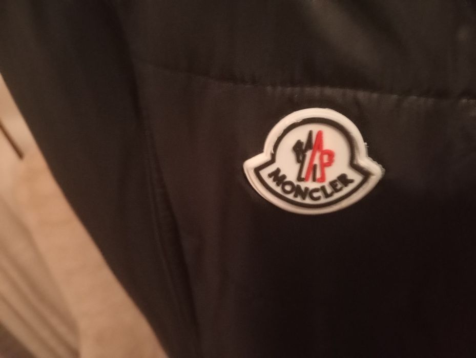 Colete da Moncler, em perfeito estado utilizado poucas vezes! ORIGINAL