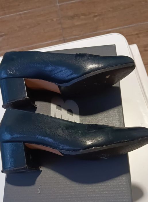 Sapatos de senhora pretos, número 37.