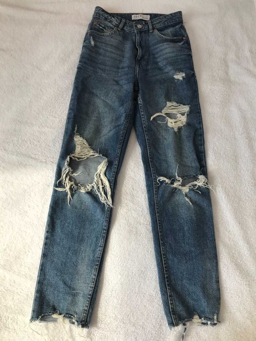 Damskie jeansy straight z przetarciami