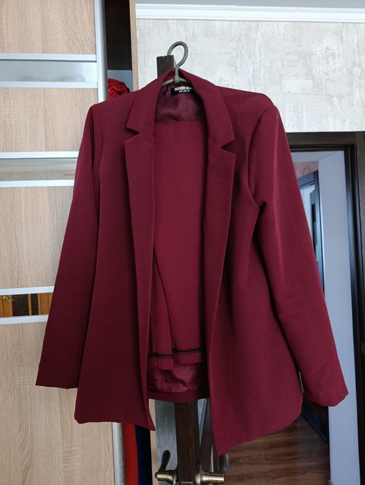 Продам ефектний брючний костюм