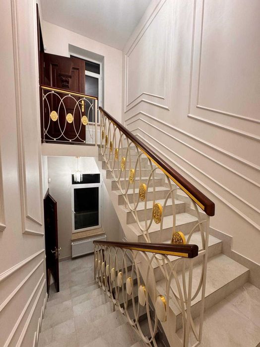 Продається просторий  будинок в Центрі