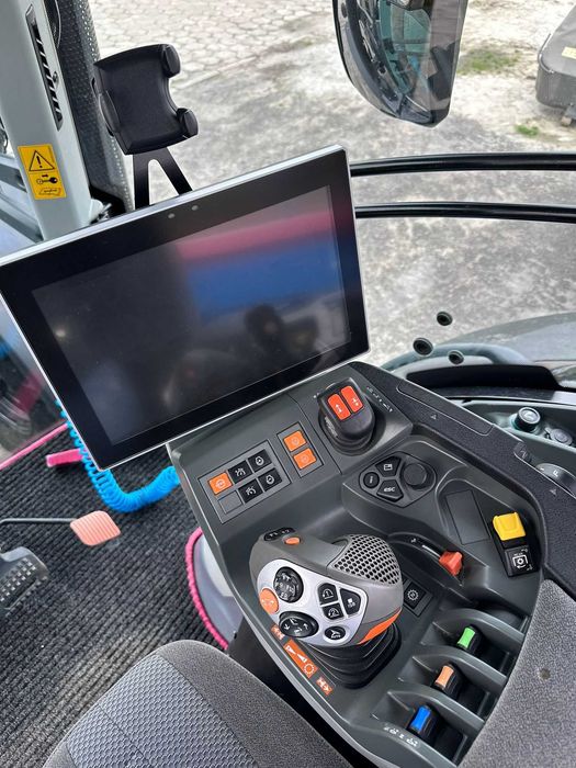 Ciągnik CLAAS AXION 830