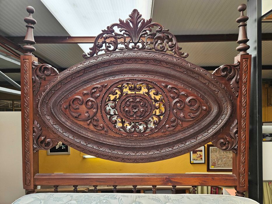 Cama em madeira com estrado e colchão - Muito bom estado geral