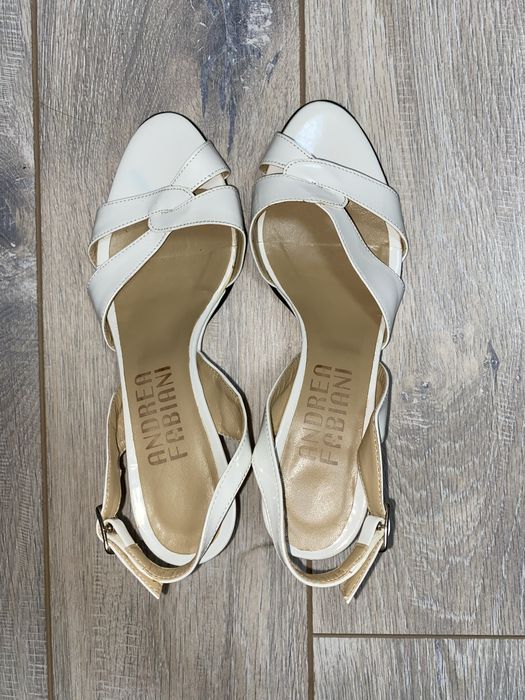 Білі шкіряні босоніжки Andrean Fabiani