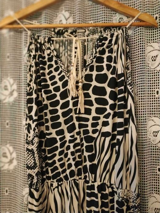 długa sukienka letnia wzór zwierzęcy biało-czarna