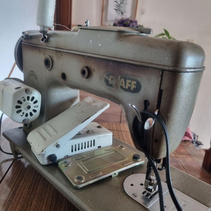 Máquina de Costura Pfaff com móvel