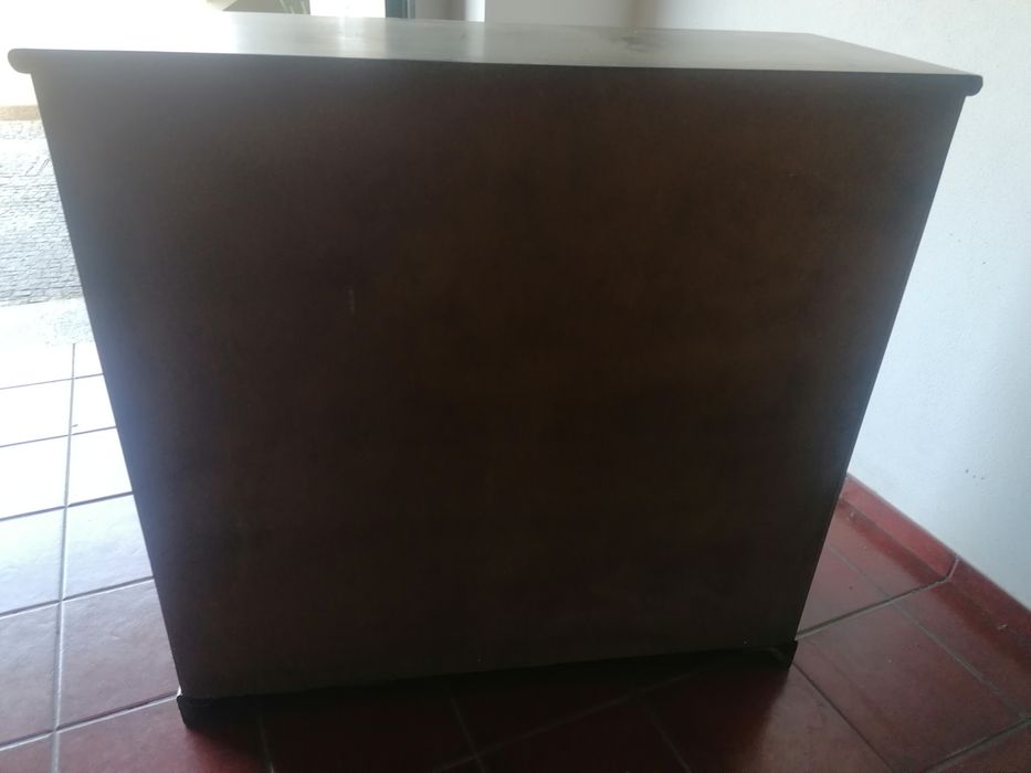Vendo  Comoda  de quarto e duas mesinhas de cabeceira.