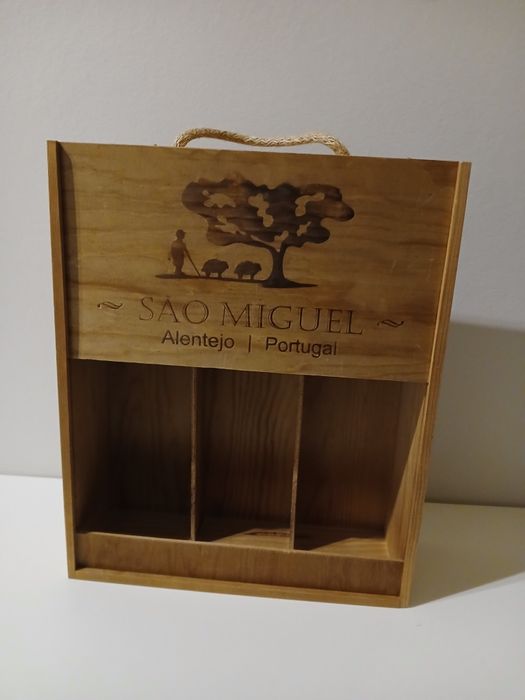 Duas caixas de madeira para garrafas