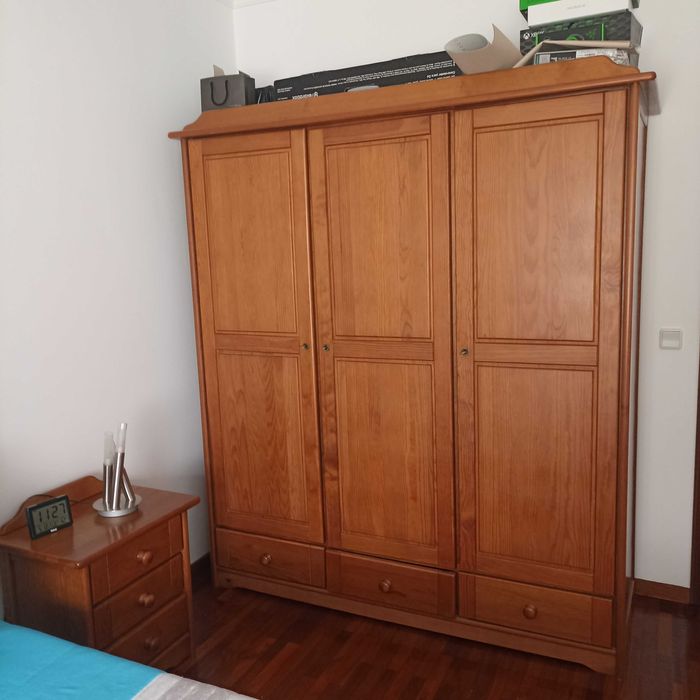 Mobília de quarto casal em pinho melo
