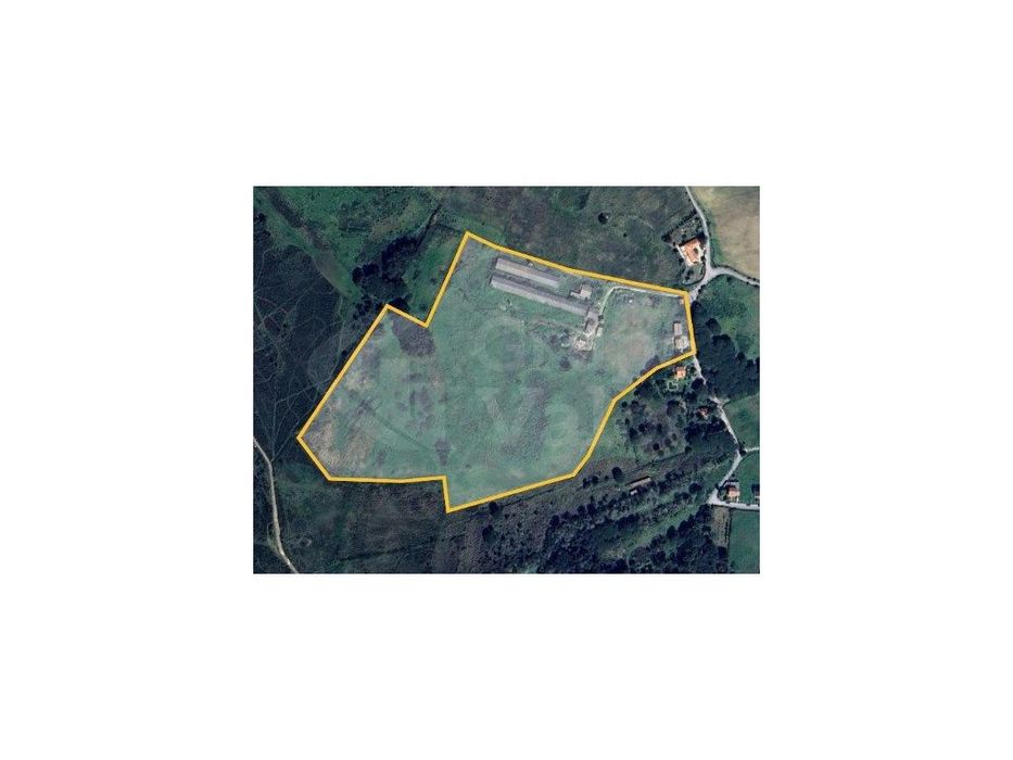 Espaço de armazéns com 2396 m2, três habitações e terreno com 89000m2