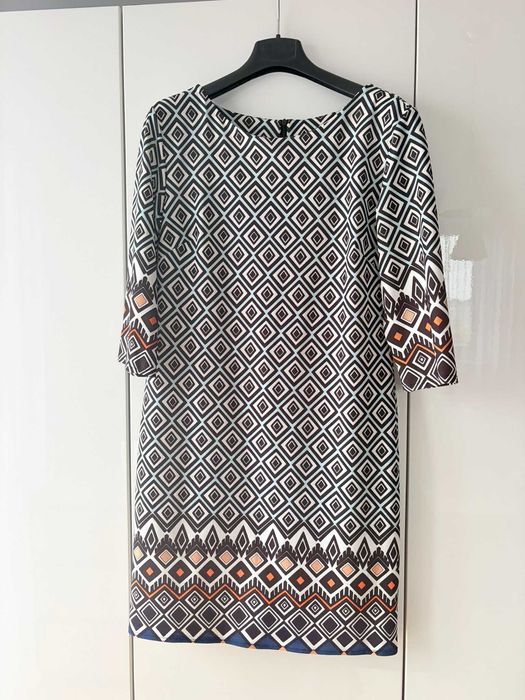 Wzorzysta sukienka w geometryczny print - rękaw 3/4
