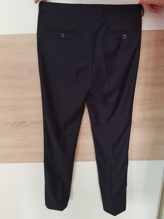 granatowy garnitur męski