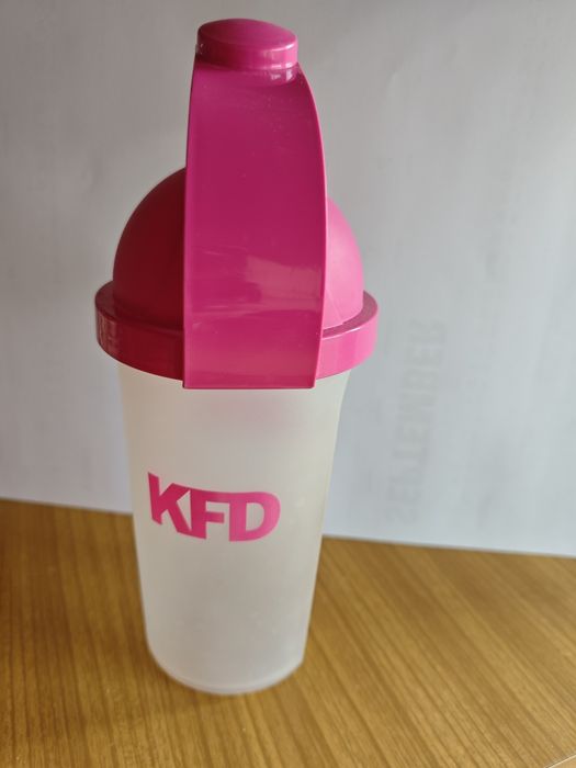 Shaker KFD z sitkiem różowy