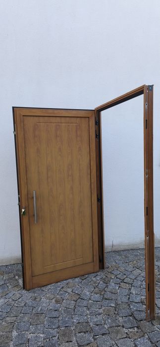 Porta e virtais lacados em madeira