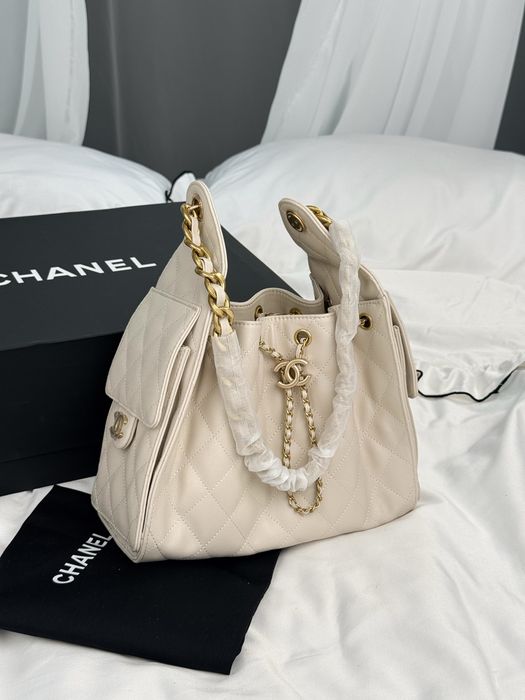 Сумка Chanel 25 Small Handbag in Cream Caviar Leather with Gold Hardware
