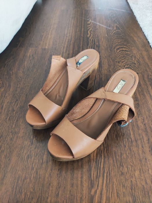 Sandálias em pele com tacão de madeira Stradivarius