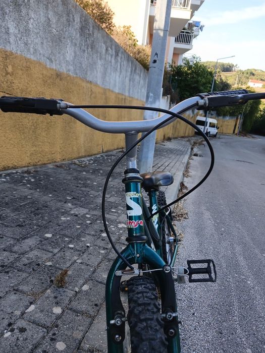 Bicicleta verde para criança em bom estado