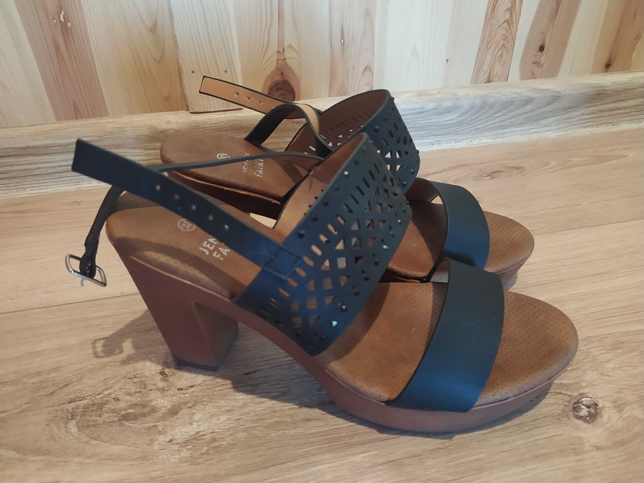 buty na wesele, koturn, wysoki obcas, ażurowy pasek, stan - jak nowe