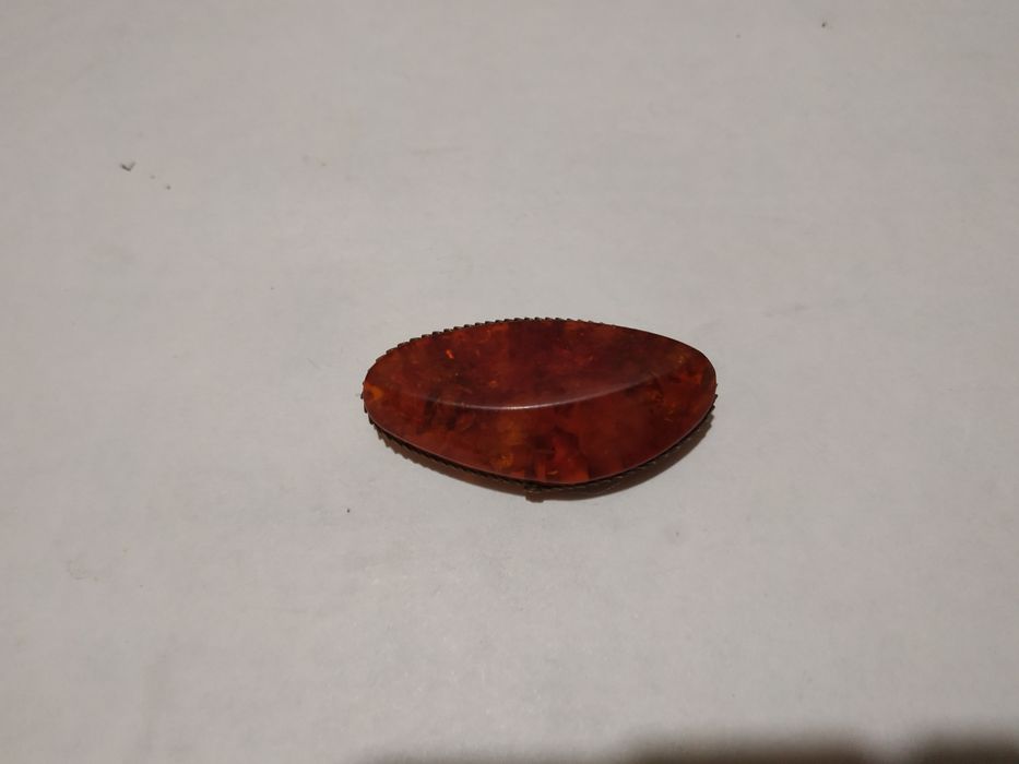 Брошь из янтаря.