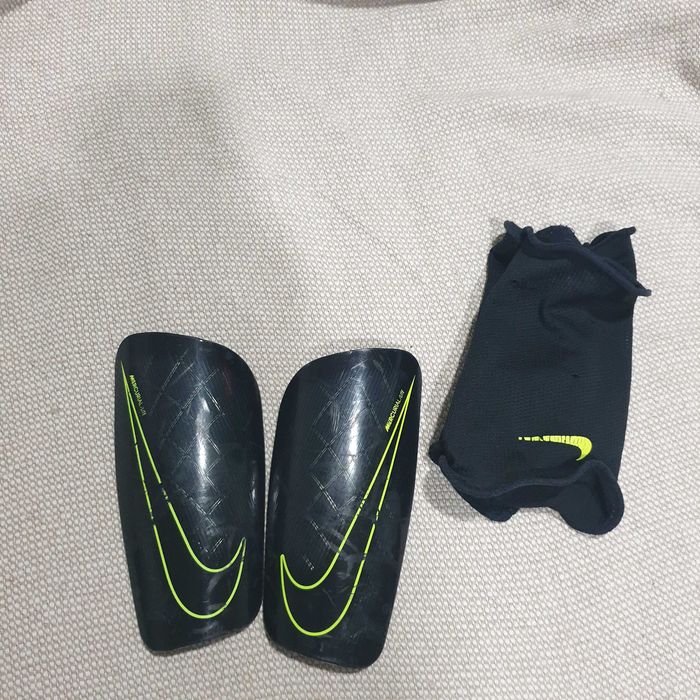 Chuteiras como novas e caneleiras de futebol