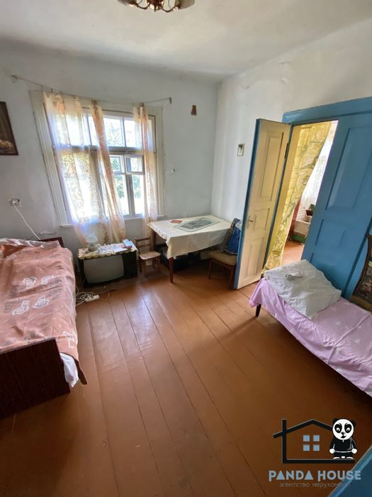 Продається будинок у затишному районі.