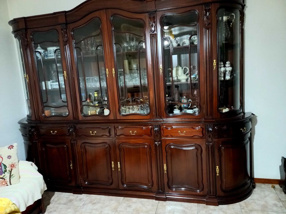 Móvel de sala em mogno com grande capacidade  de arrumação.