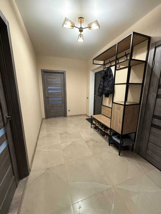 Простора 3-кімнатна квартира в клубному будинку з закритою територією.