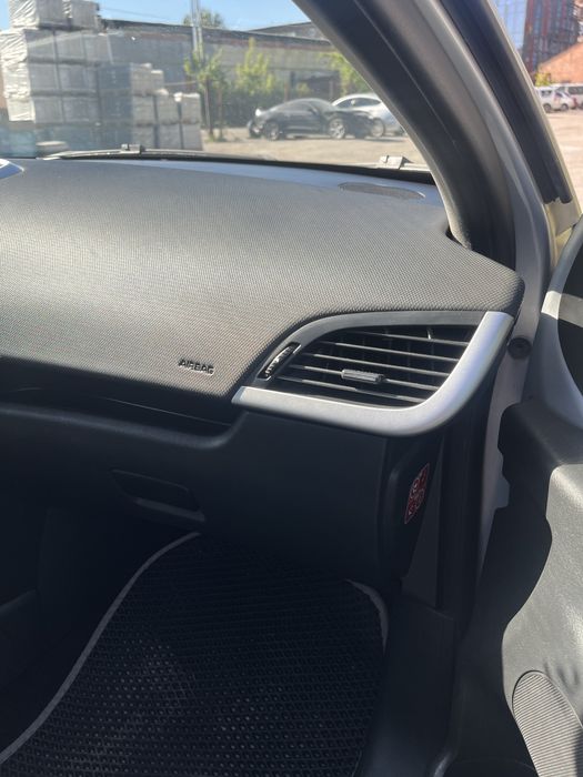 Машина,автомобіль Peugeot Пежо 207 хечбек.