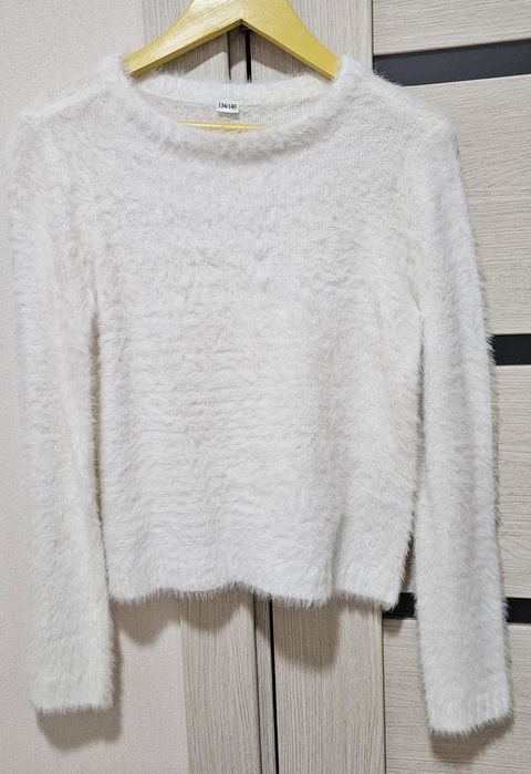 Нова пухнаста кофтинка на дівчинку