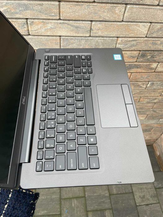 Ноутбук Dell Latitude 7300 i5 8/256 для роботи та навчання є кількість
