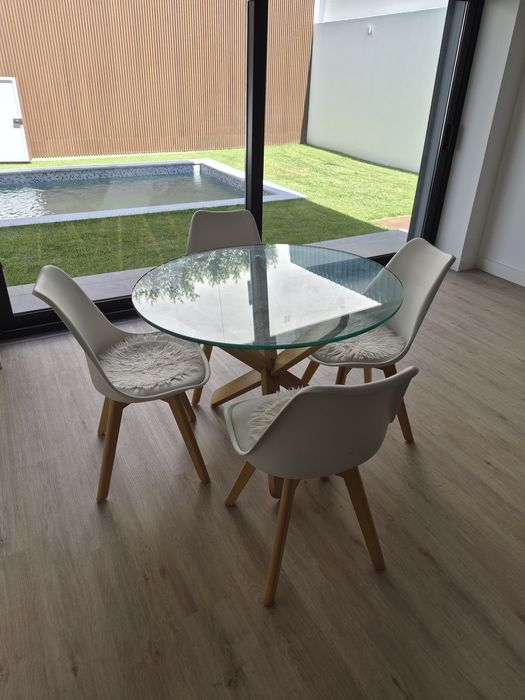 Vendo mesa de madeira com tampo de vidro + 4 cadeiras