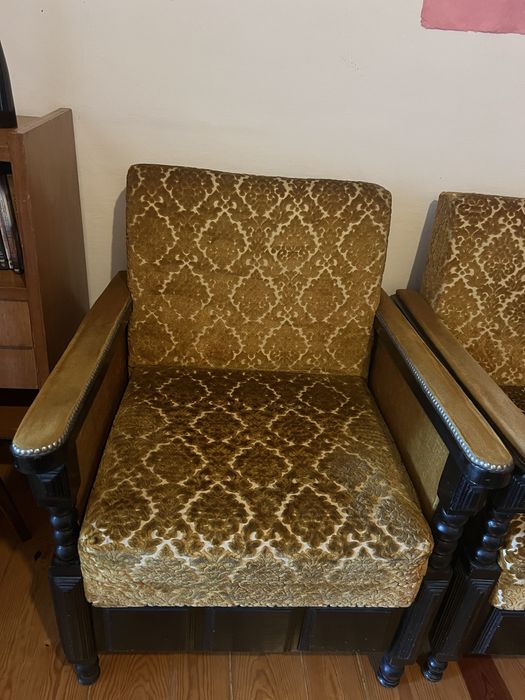 Dois sofas vintage, de madeira e veludo