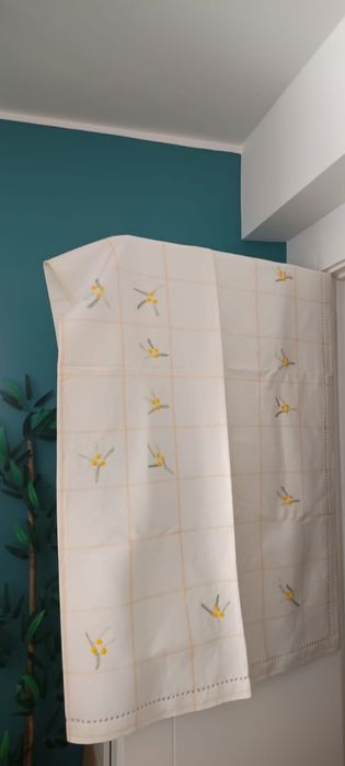 Toalha de mesa bordada à mão