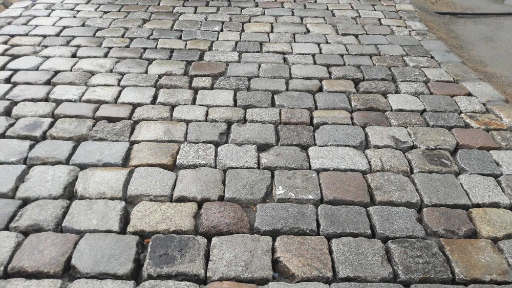 Starobruk kostka granitowa wyślizgana bruk rzędówka grant kocie łby